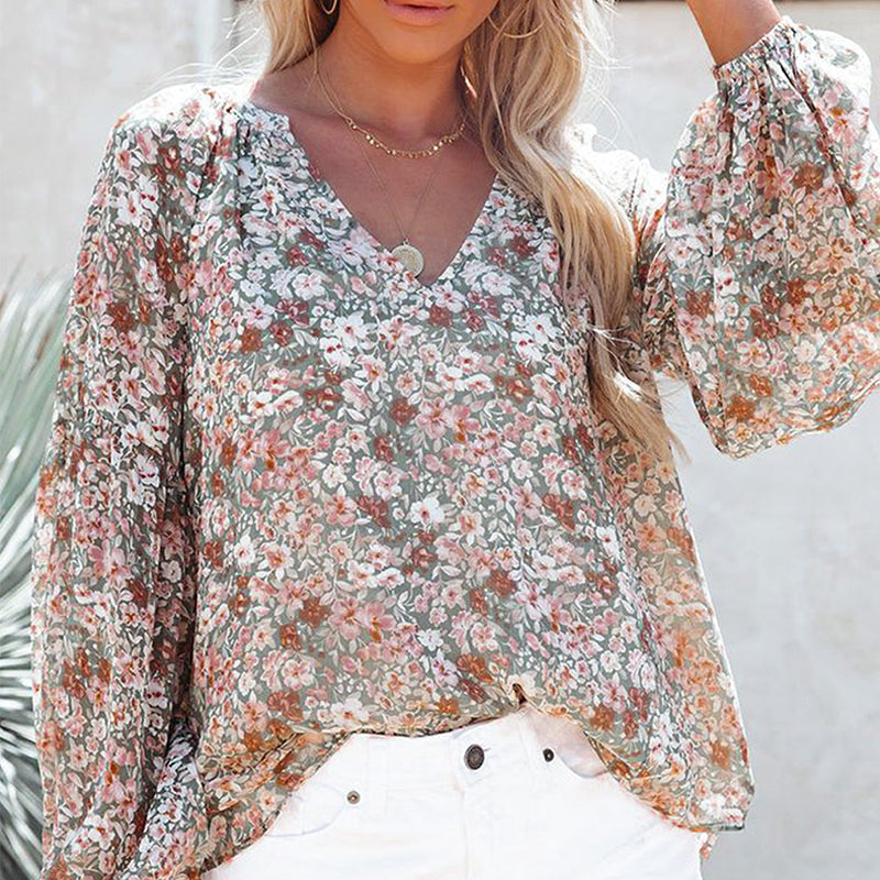 "Dam blommig boho blus, V-ringad långärmad, färgglatt blommönster på mjukt tyg, elegant och avslappnad design."