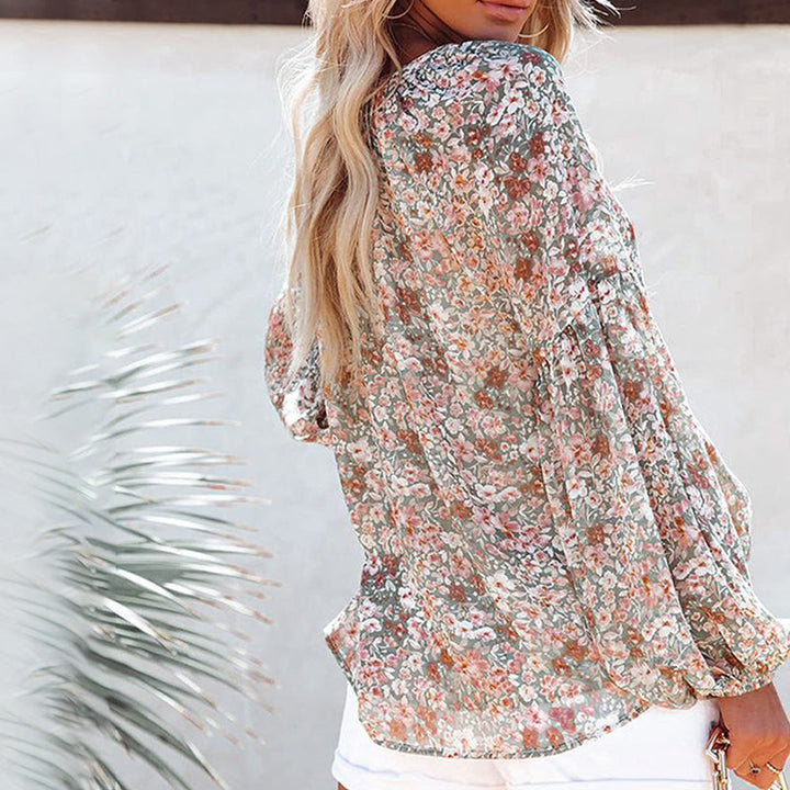 "Dam blommig boho blus, V-ringad långärmad, färgglatt blommönster på mjukt tyg, elegant och avslappnad design."