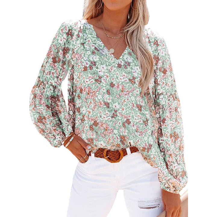 "Dam blommig boho blus, V-ringad långärmad, färgglatt blommönster på mjukt tyg, elegant och avslappnad design."