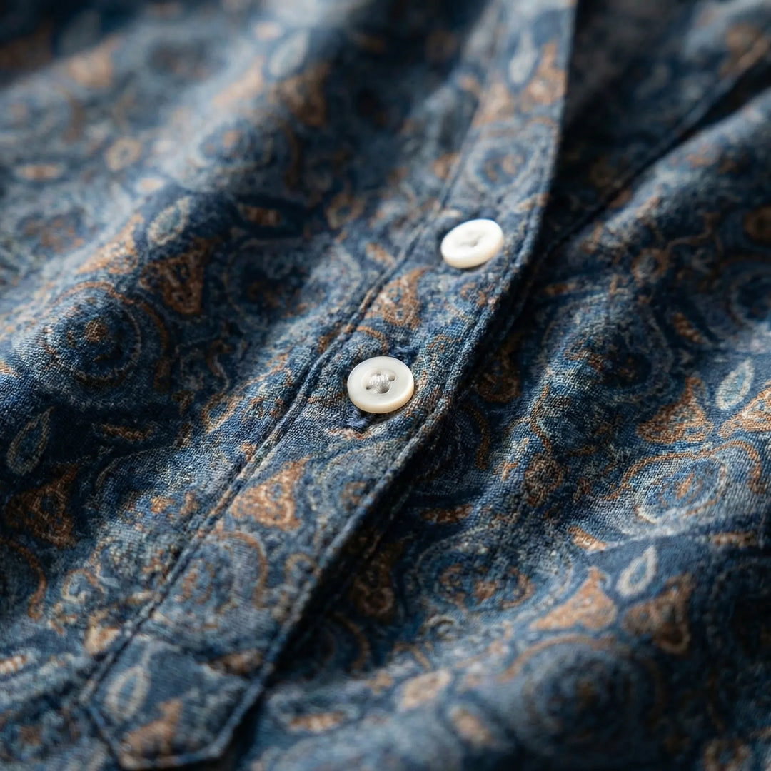 Elegant vinröd dam blus, långärmad. Vintage inspirerad med avslappnad passform för en sofistikerad look.