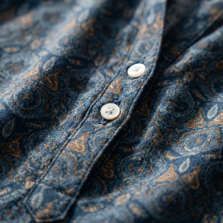 Elegant vinröd dam blus, långärmad. Vintage inspirerad med avslappnad passform för en sofistikerad look.