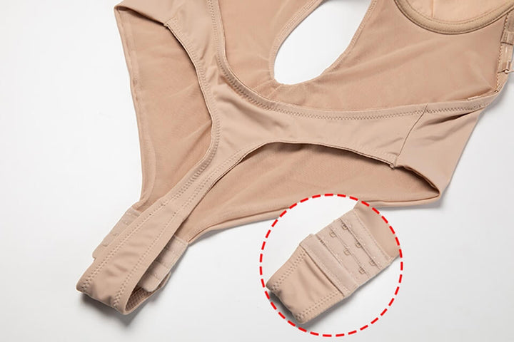 Detaljbild på damens djupa V-ringade body shaper. Framhäver det mjuka, formande tyget & den osynliga designen.