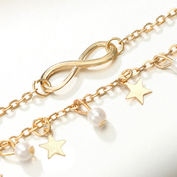 Dam boho ankelarmband i silver och guld, elegant design med geometriska former, perfekt för stil och komfort.