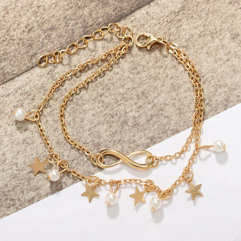 Dam boho ankelarmband i silver och guld, elegant design med geometriska former, perfekt för stil och komfort.