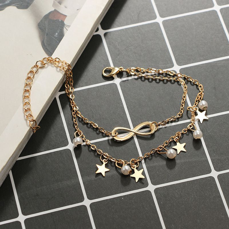 Dam boho ankelarmband i silver och guld, elegant design med geometriska former, perfekt för stil och komfort.