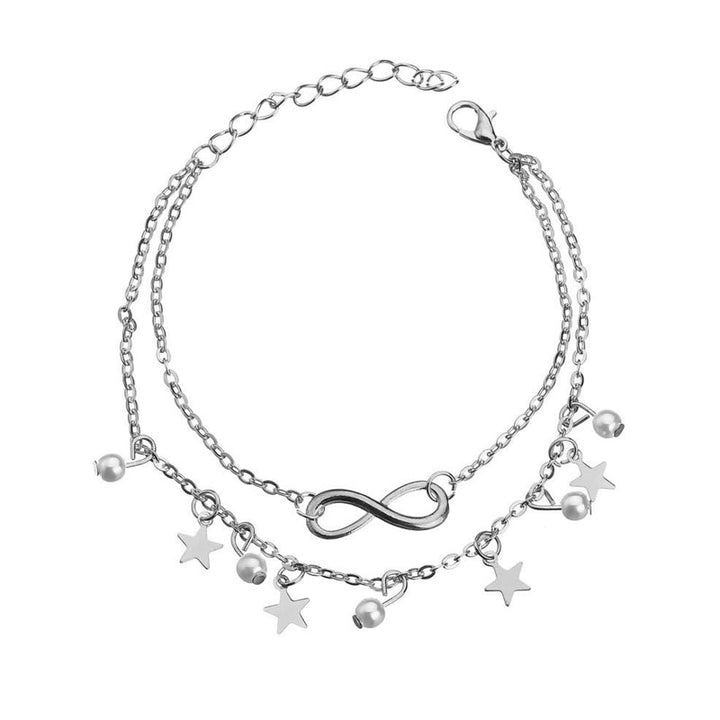 Dam boho ankelarmband i silver och guld, elegant design med geometriska former, perfekt för stil och komfort.