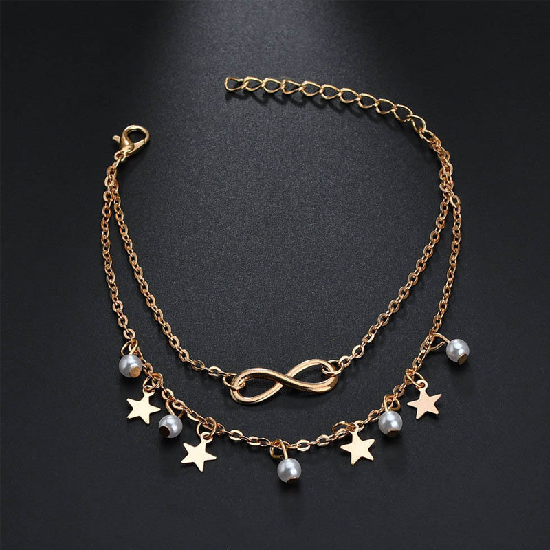 Dam boho ankelarmband i silver och guld, elegant design med geometriska former, perfekt för stil och komfort.