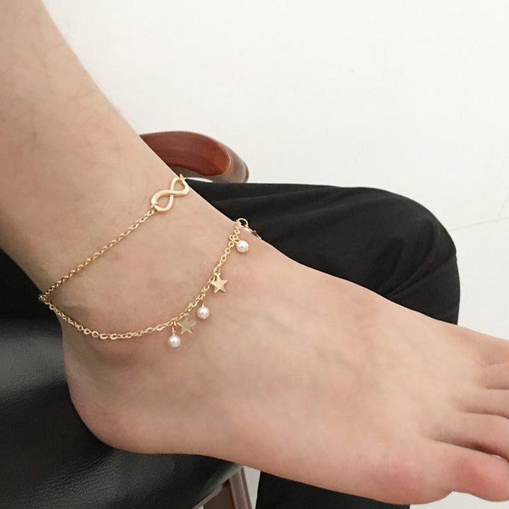 Dam boho ankelarmband i silver och guld, elegant design med geometriska former, perfekt för stil och komfort.