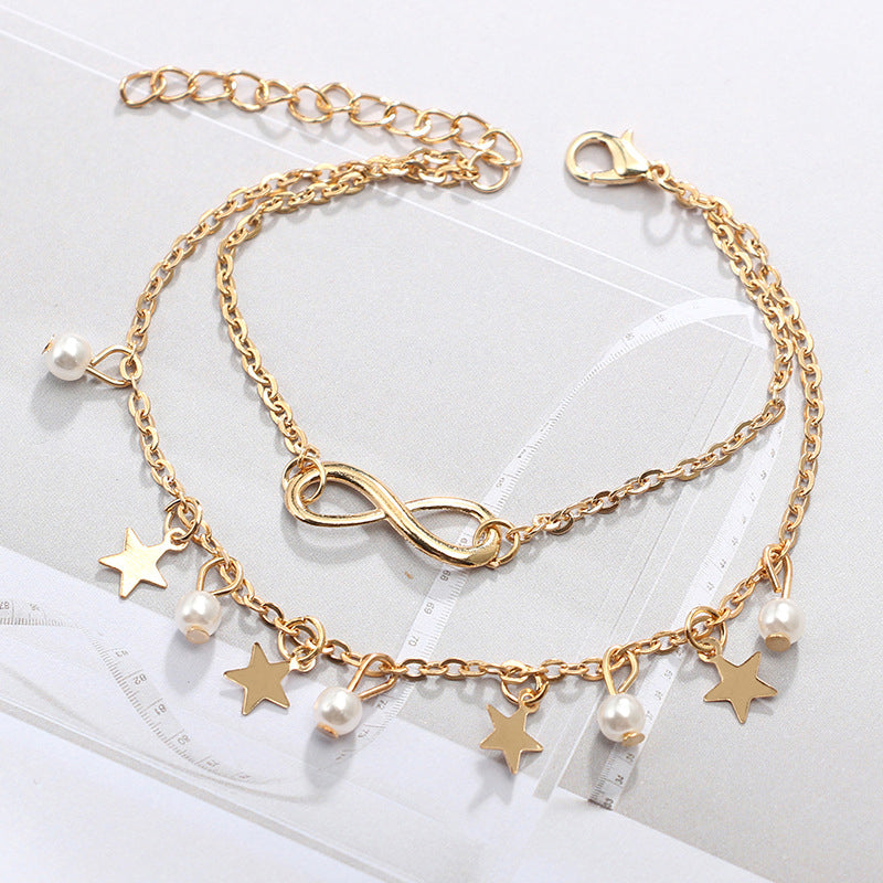Dam boho ankelarmband i silver och guld, elegant design med geometriska former, perfekt för stil och komfort.