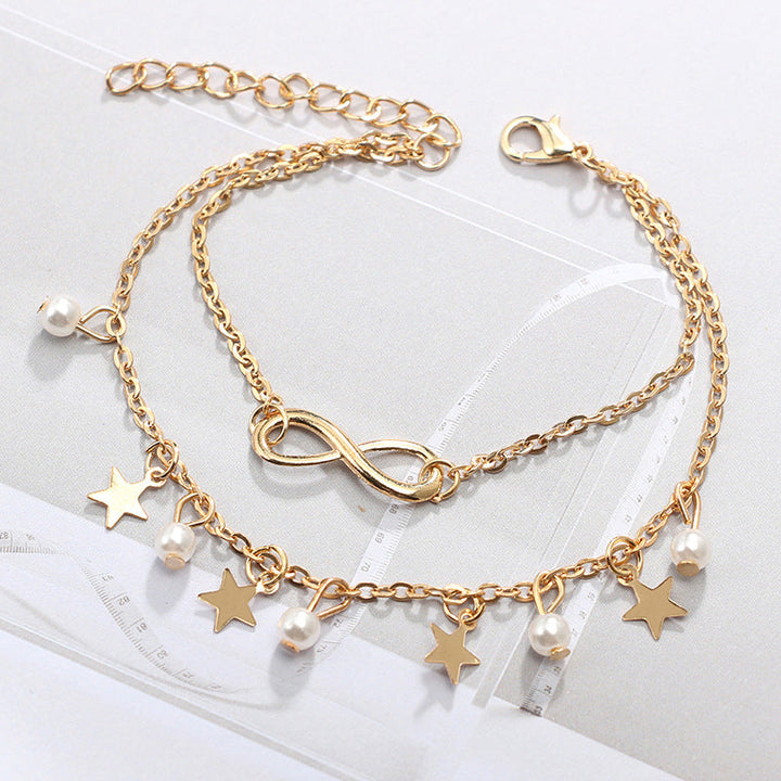 Dam boho ankelarmband i silver och guld, elegant design med geometriska former, perfekt för stil och komfort.