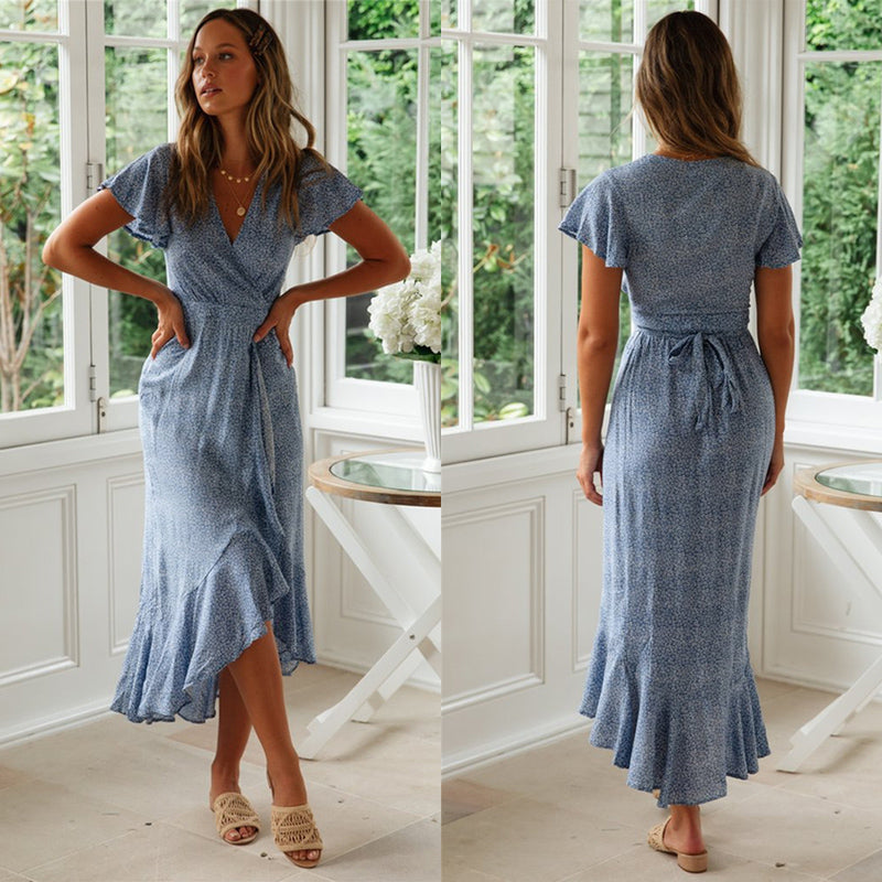 "Dam Boho solklänning med prickigt mönster, V-ringning, modell iklädd sommarklänning, strandvänlig design."