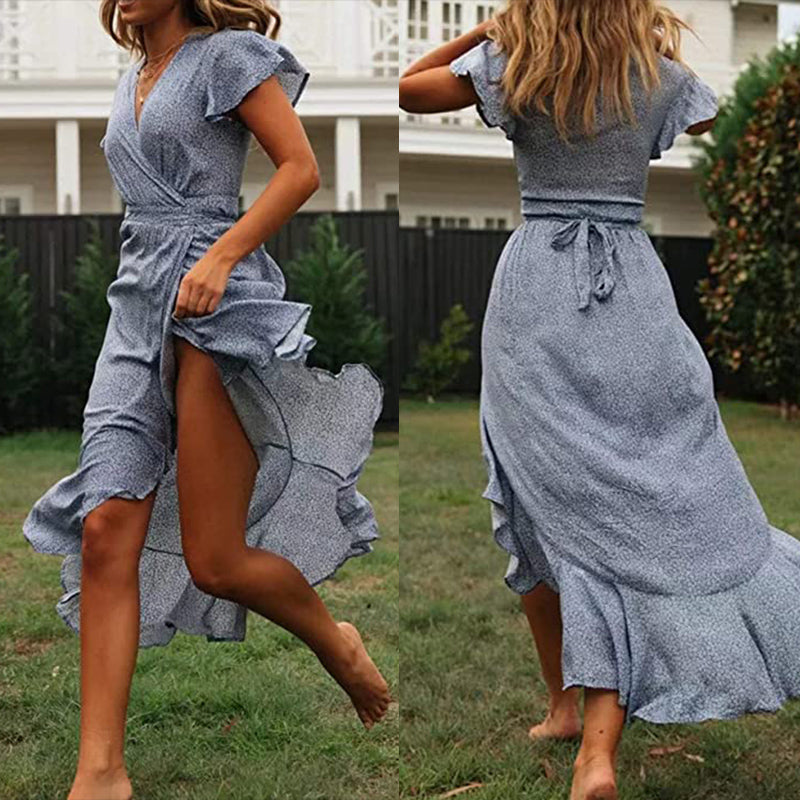 "Dam Boho solklänning med prickigt mönster, V-ringning, modell iklädd sommarklänning, strandvänlig design."