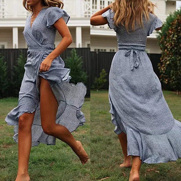 "Dam Boho solklänning med prickigt mönster, V-ringning, modell iklädd sommarklänning, strandvänlig design."
