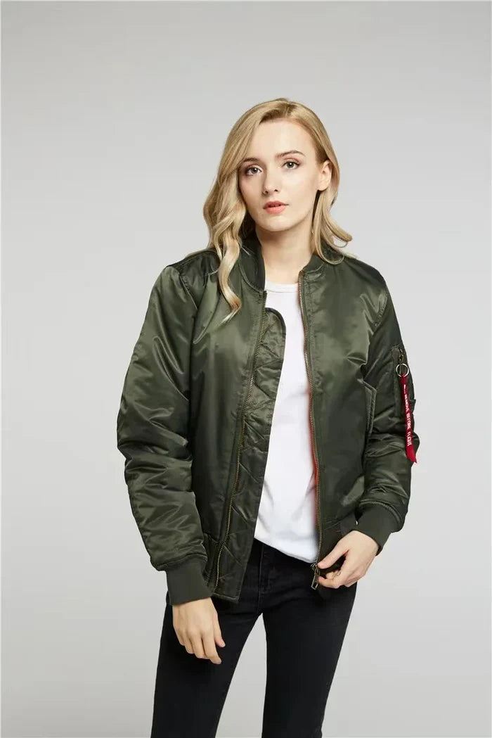 Dam bomberjacka Nova, klassisk MA-1 stil, perfekt för höst och vår. Vattentålig, vindtät.