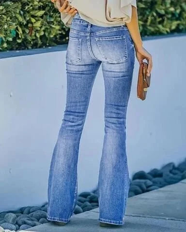 Modeinspirerade ljusblå bootcut-jeans för kvinnor, med bekväm hög midja och stretchmaterial.