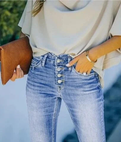 Stretchjeans för kvinnor: trendiga bootcut med hög midja i klassisk blå nyans.