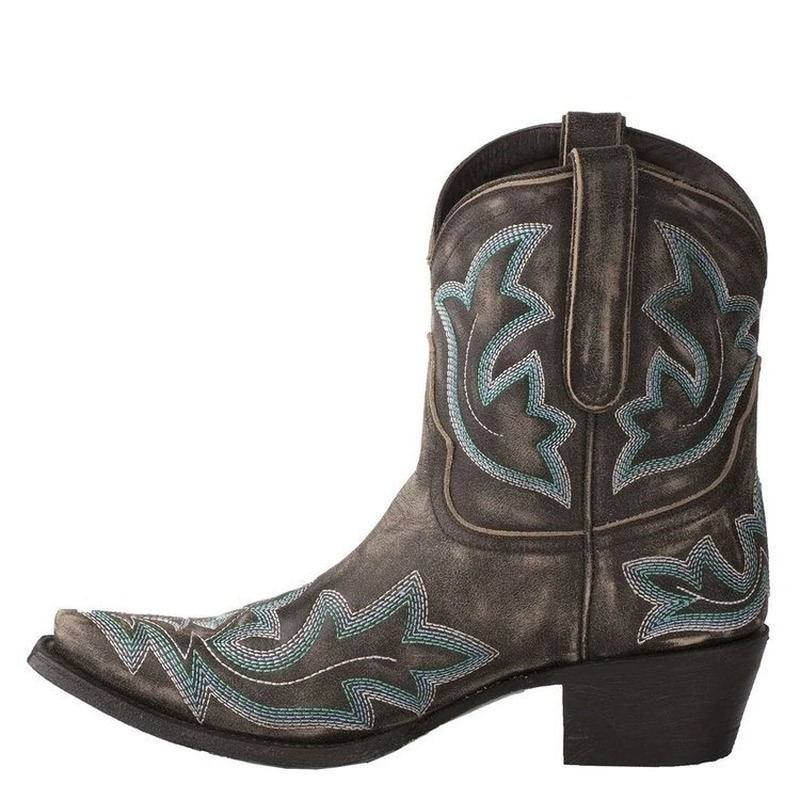 Dam broderade cowboystövlar i chic västernstil. Perfekta korta höststövlar för en trendig look.