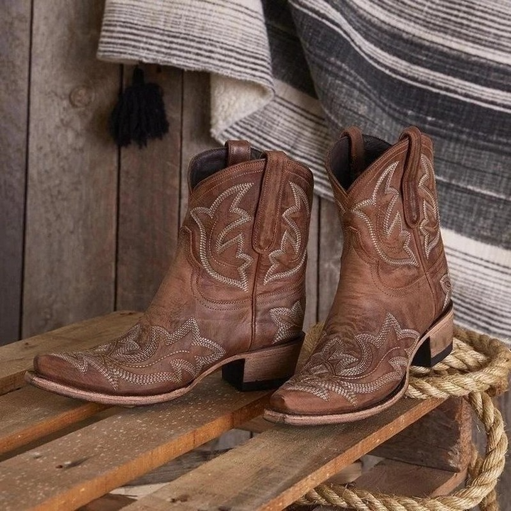 Chic gröna cowboystövlar för dam. Korta höststövlar med stilren brodyr för en modern västernlook.