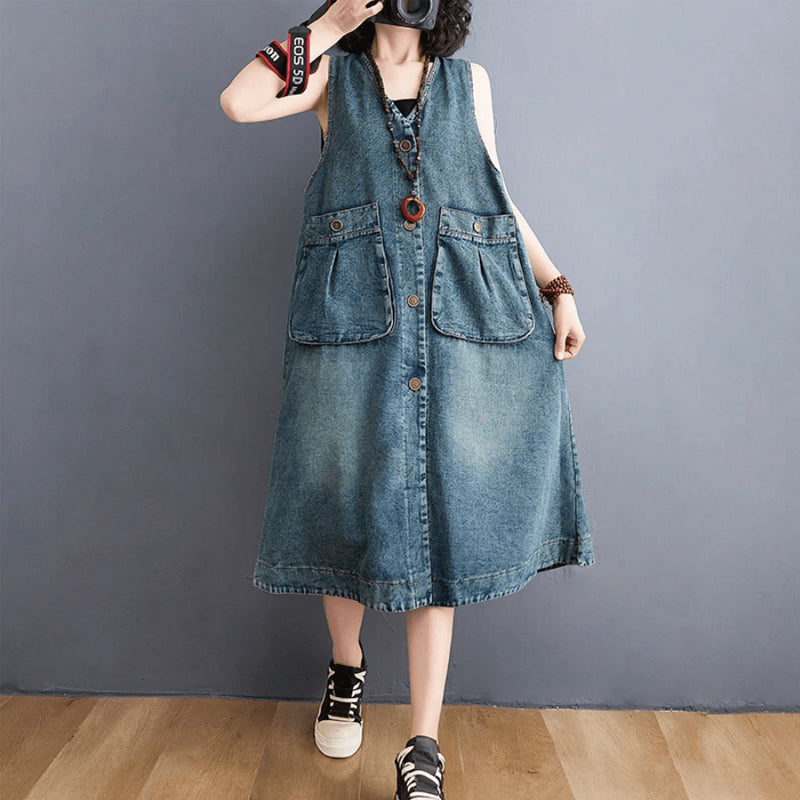 "Dam denim overallklänning med breda axelband och sidfickor, ärmlös design i jeansmaterial för stil och komfort."