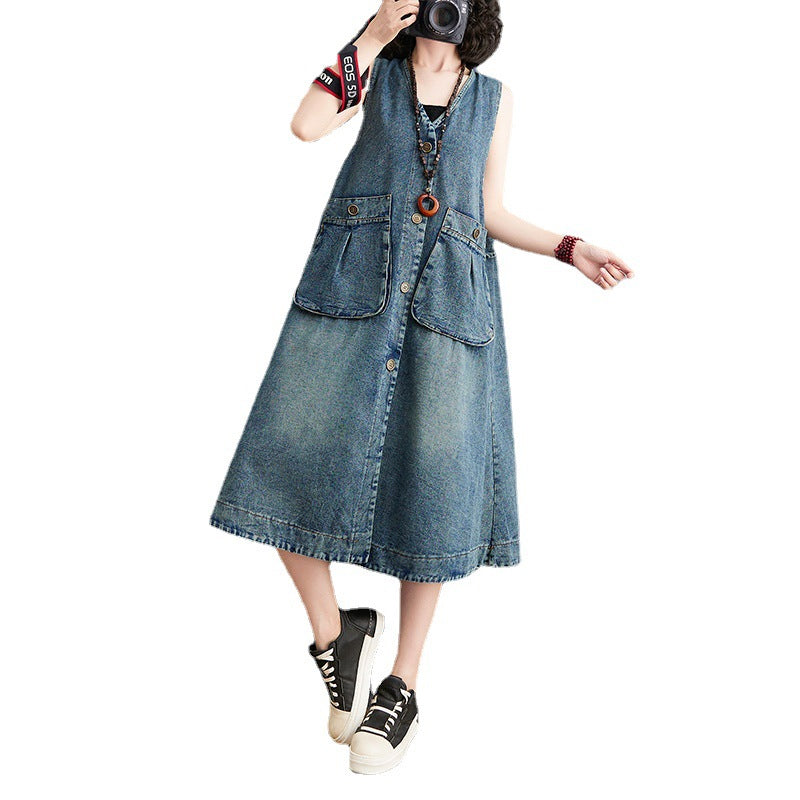 "Dam denim overallklänning med breda axelband och sidfickor, ärmlös design i jeansmaterial för stil och komfort."
