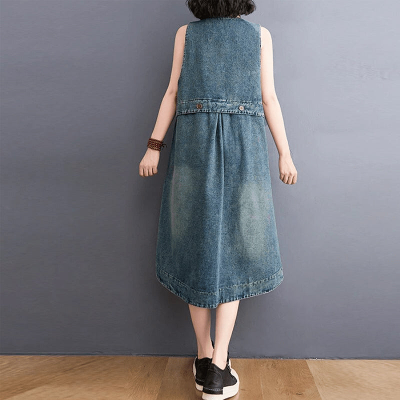 "Dam denim overallklänning med breda axelband och sidfickor, ärmlös design i jeansmaterial för stil och komfort."