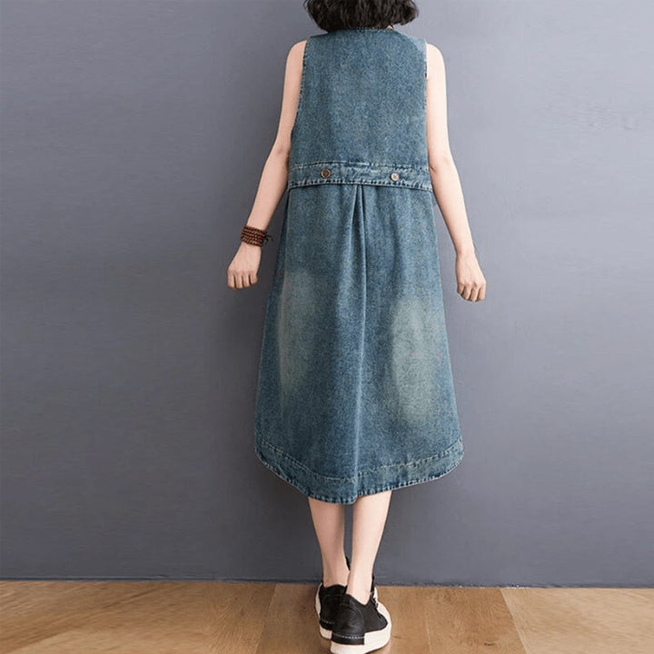 "Dam denim overallklänning med breda axelband och sidfickor, ärmlös design i jeansmaterial för stil och komfort."