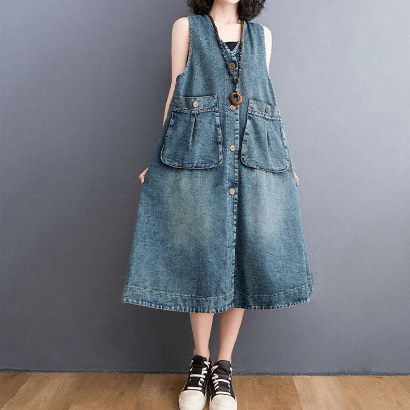 "Dam denim overallklänning med breda axelband och sidfickor, ärmlös design i jeansmaterial för stil och komfort."