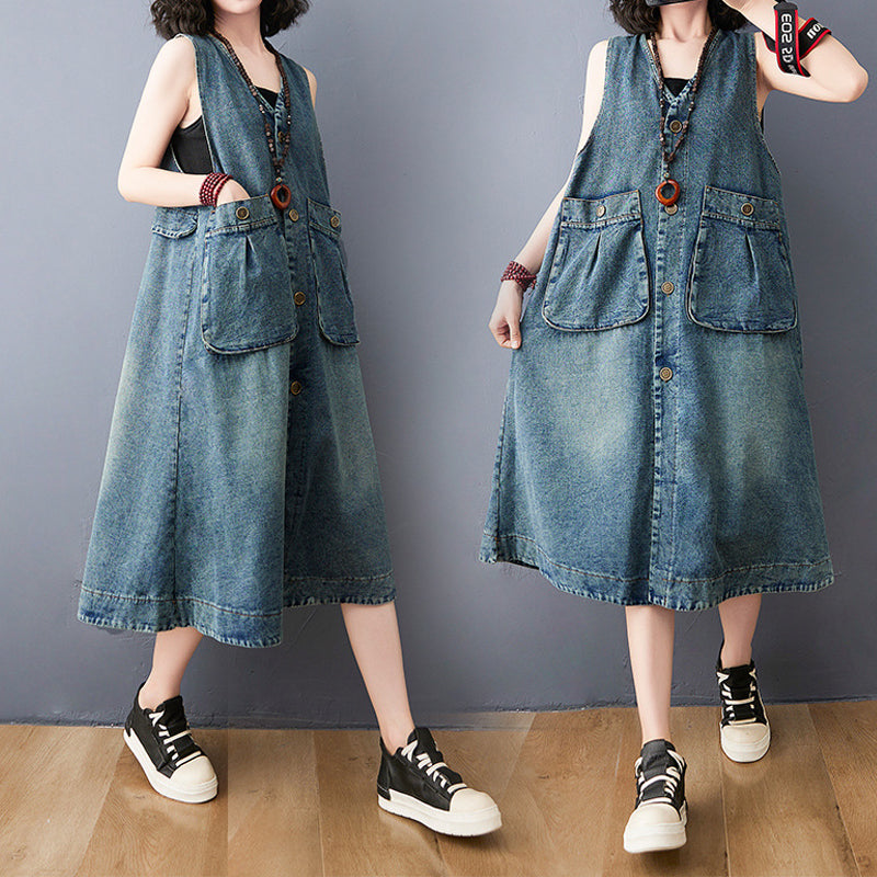 "Dam denim overallklänning med breda axelband och sidfickor, ärmlös design i jeansmaterial för stil och komfort."
