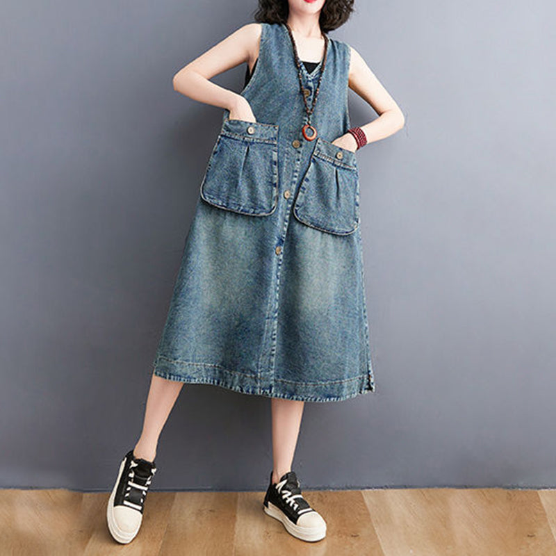 "Dam denim overallklänning med breda axelband och sidfickor, ärmlös design i jeansmaterial för stil och komfort."