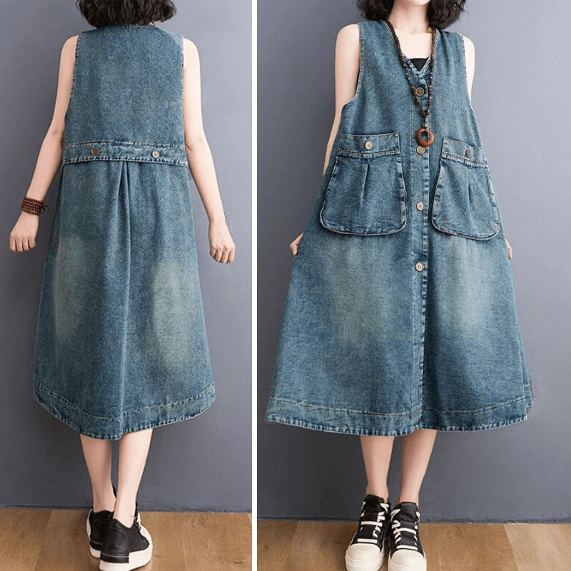 "Dam denim overallklänning med breda axelband och sidfickor, ärmlös design i jeansmaterial för stil och komfort."