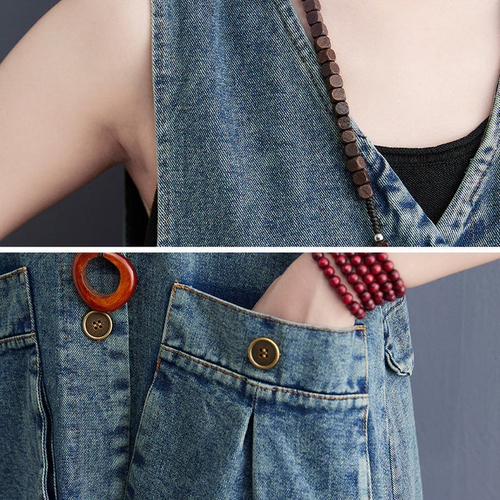 "Dam denim overallklänning med breda axelband och sidfickor, ärmlös design i jeansmaterial för stil och komfort."