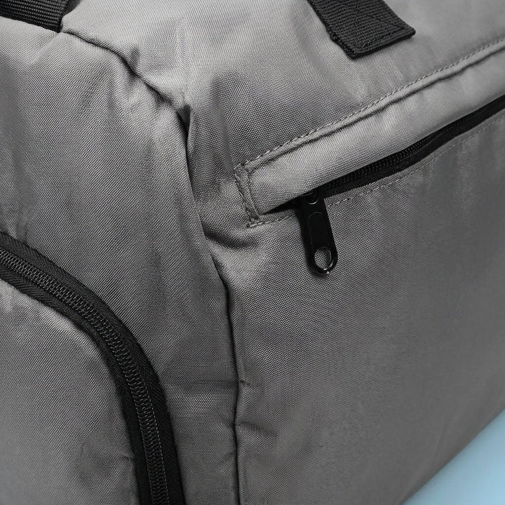 Grå weekendväska TrailGrip för dam, med smart skofack. En elegant och praktisk resväska.