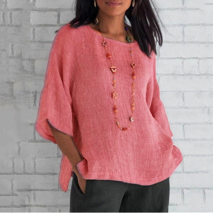 "Dam enfärgad blus med rund hals och trekvartsärm, stilren design och mjukt material för elegant och bekväm look."