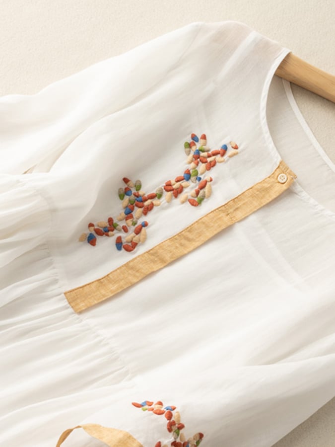 Närbild broderad Georgia damklänning. Etnostil sommarklänning med unika mönster. Kvinnokläder.