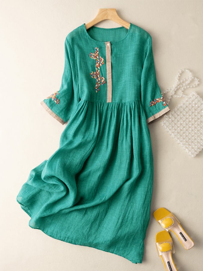 Trendig broderad damklänning i etno-boho-stil. Perfekt sommarkläder för enkel och elegant look.