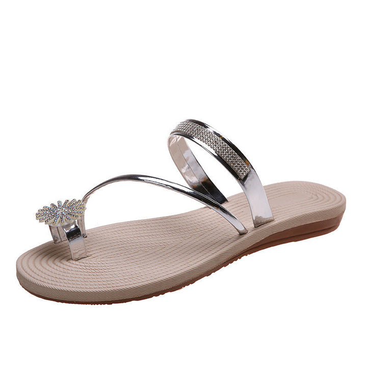 "Dam glittrande strass sandaler i flippflopp-design med kilklack och strassdetaljer, perfekta för sommarstil och fest."