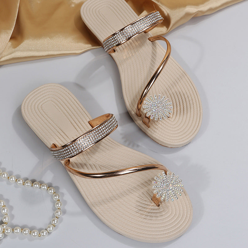 "Dam glittrande strass sandaler i flippflopp-design med kilklack och strassdetaljer, perfekta för sommarstil och fest."