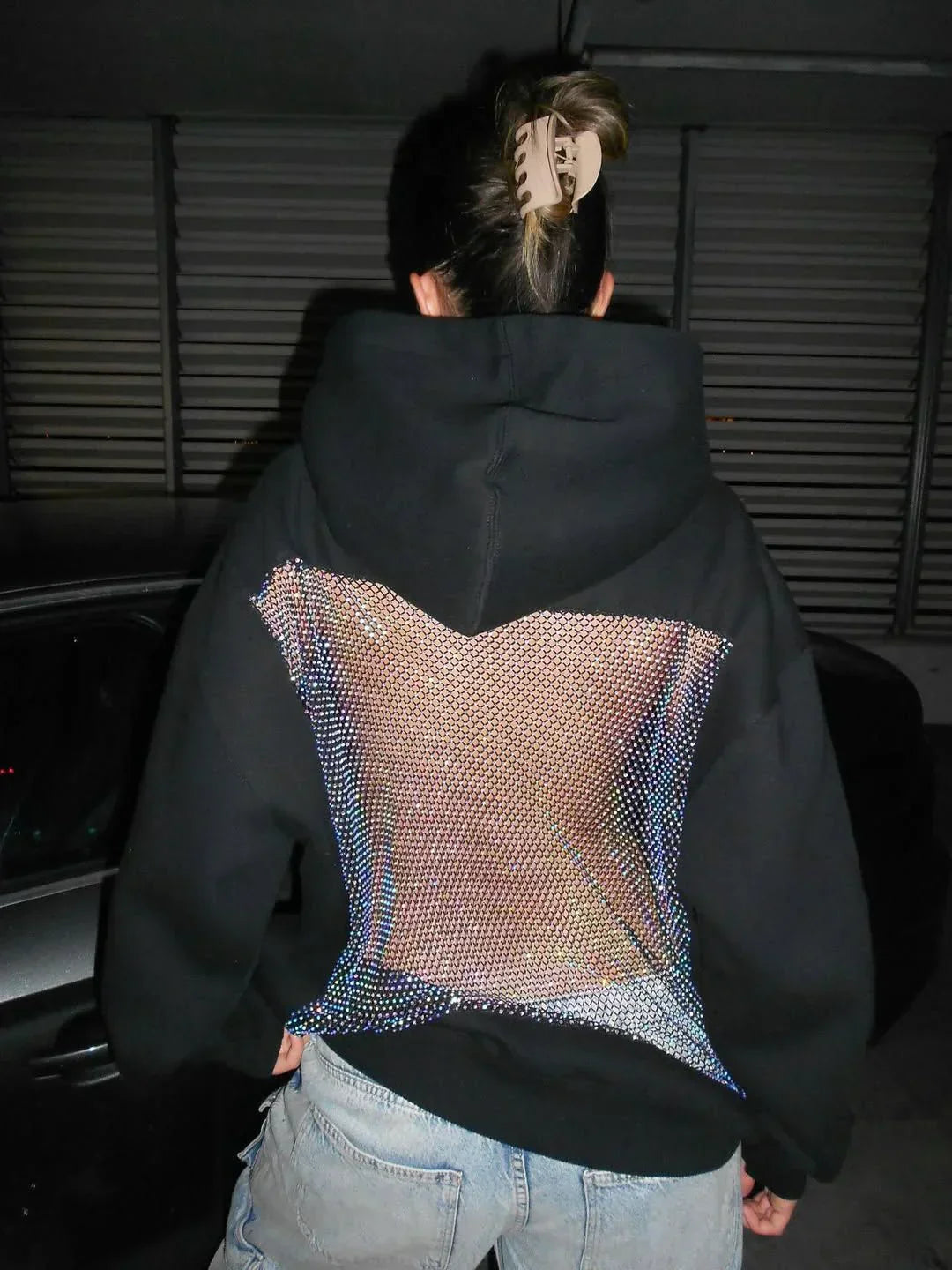 Vit fashionhoodie i glitter, bekväm med stilfull öppen rygg. Kvinnokläder för fest.