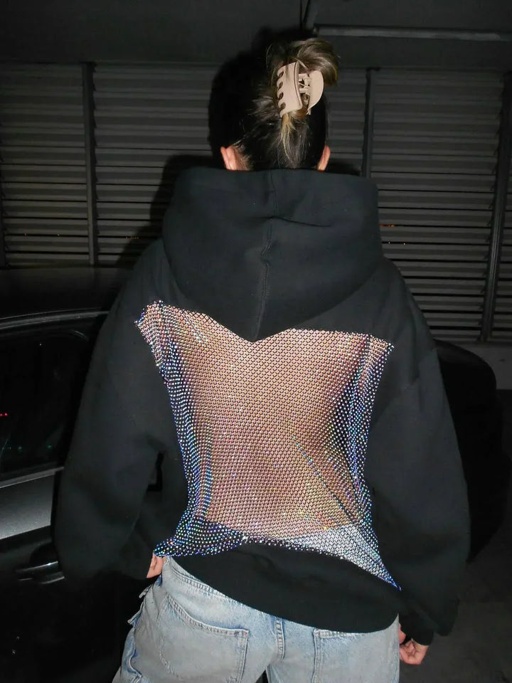 Vit fashionhoodie i glitter, bekväm med stilfull öppen rygg. Kvinnokläder för fest.