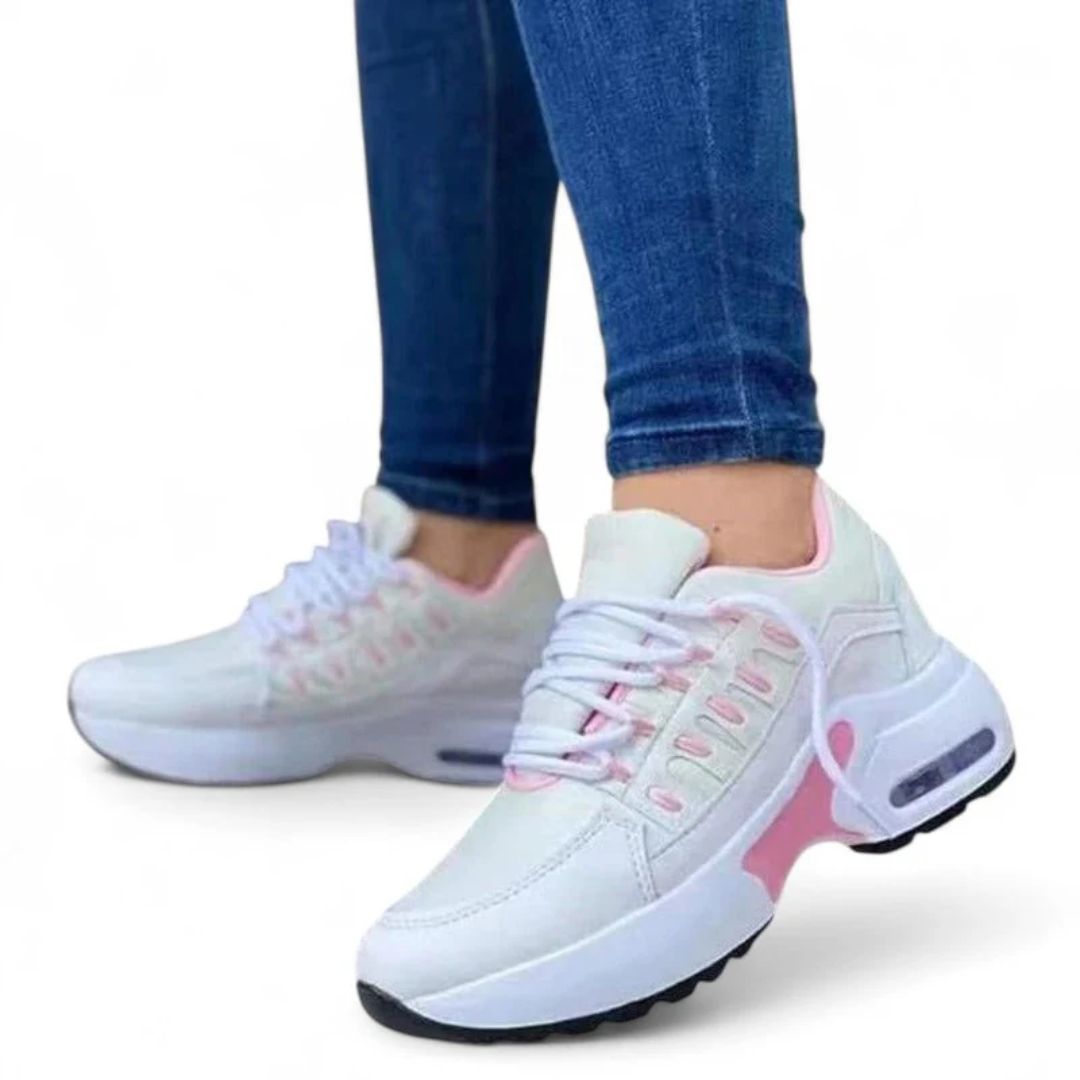 Lätta dam sneakers i ventilerande material. Håller fötterna fräscha och bekväma hela dagen.