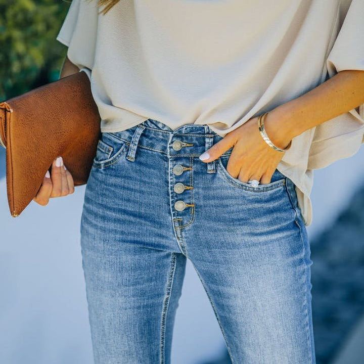 "Dam högmidjade 70-tals flare jeans, vintage stil, blå denim med smickrande passform och böjda midjesömmar."