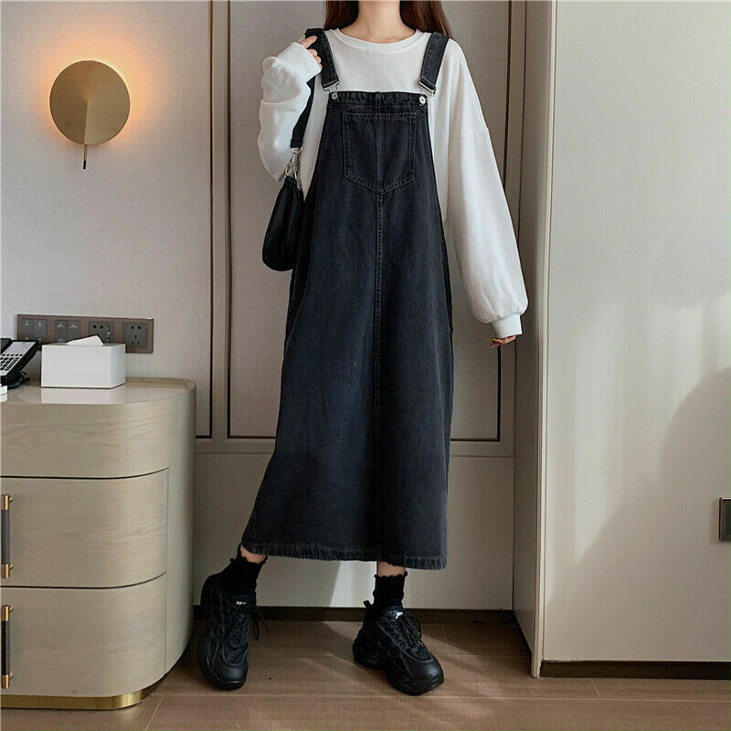 Kvinnors denimklänning med unika patchworkdetaljer och praktiska fickor, vardags chic.
