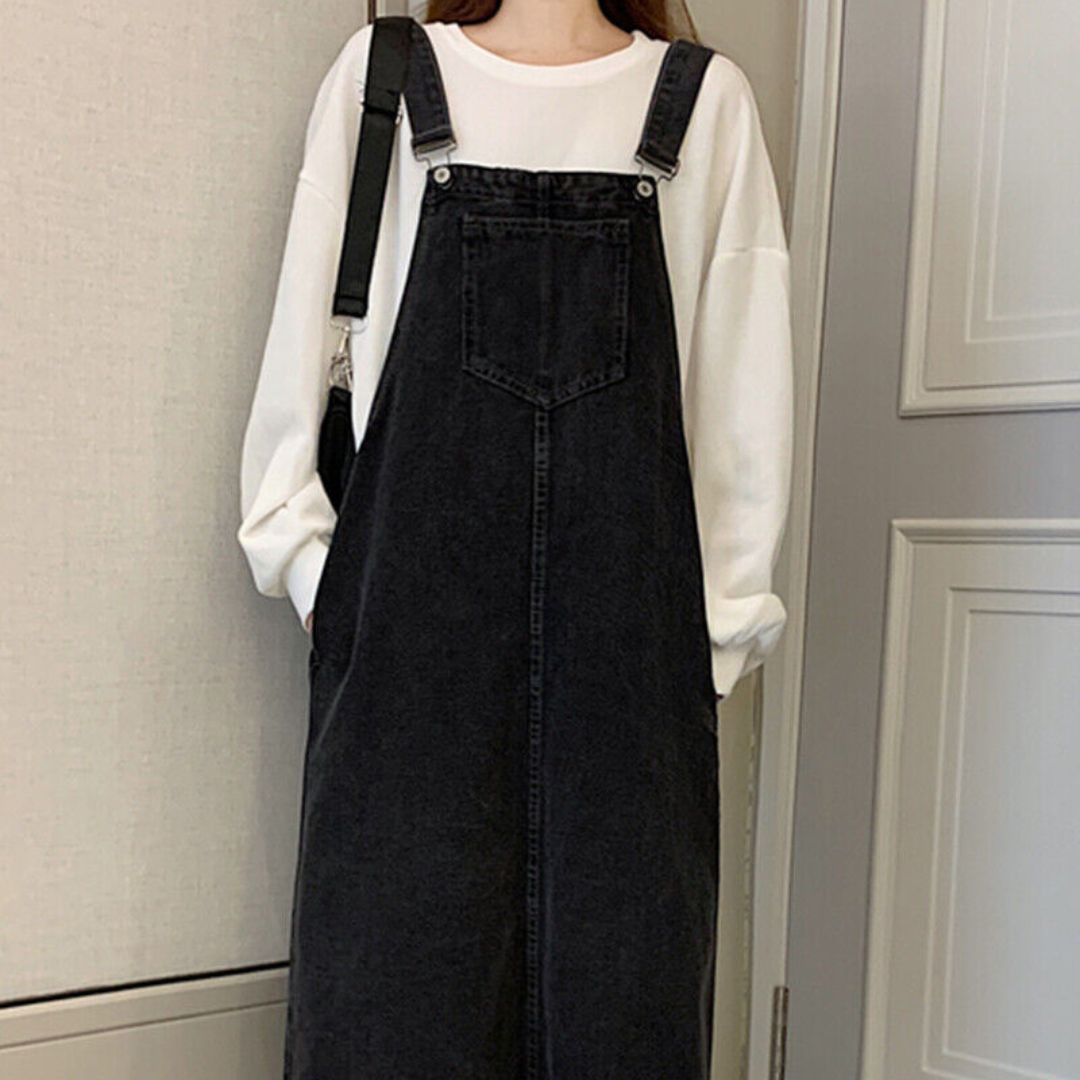 Avslappnad långklänning för dam i mörk denim med ljusa patchworkmönster, bekväm stil.