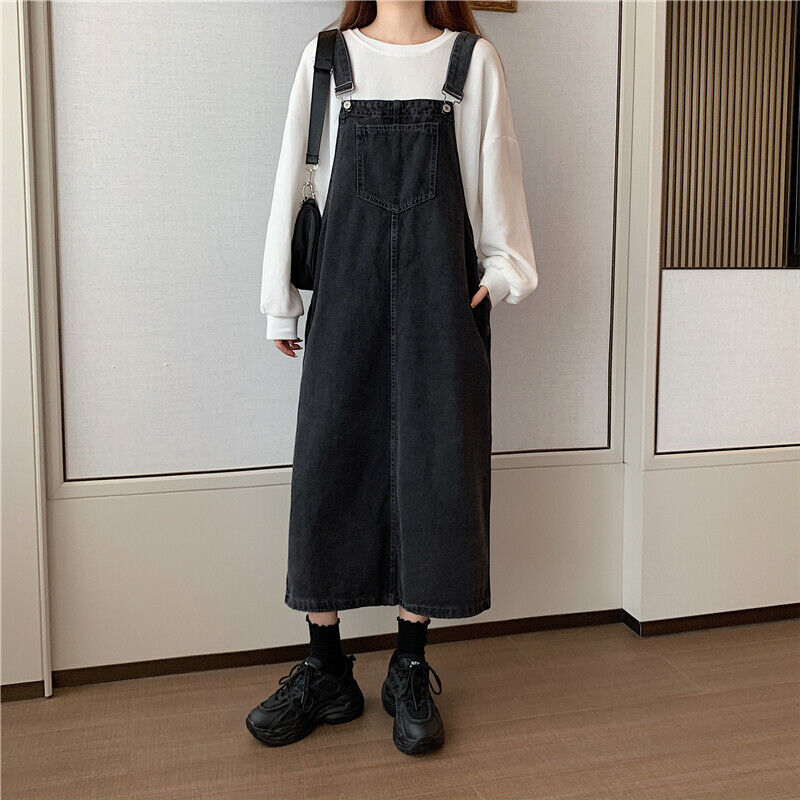 Elegant damklänning i jeansmaterial med snygga lappar och fickor, avslappnad och modern.