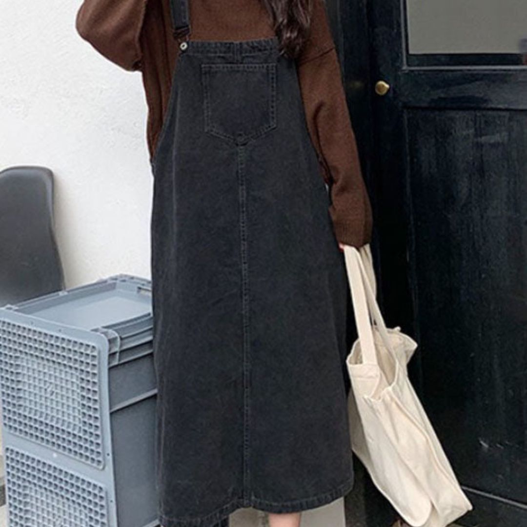 Detaljbild av damklänningens jeanspatchwork och knappdetaljer, retro denimlook för henne.