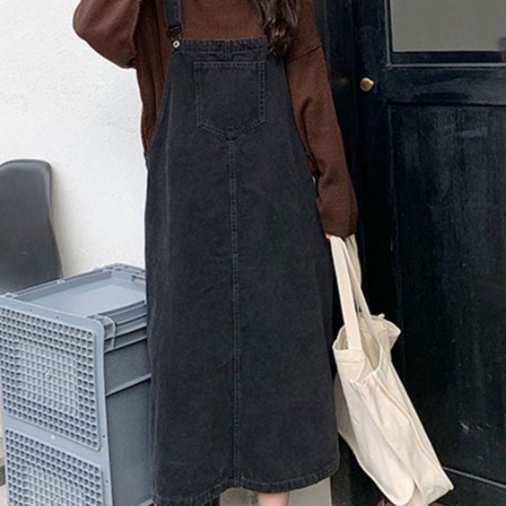 Detaljbild av damklänningens jeanspatchwork och knappdetaljer, retro denimlook för henne.