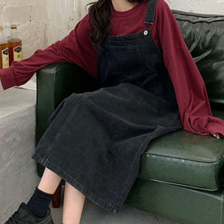 Modell bär avslappnad jeansklänning med patchwork, retrostil för vår och sommar, damkläder.