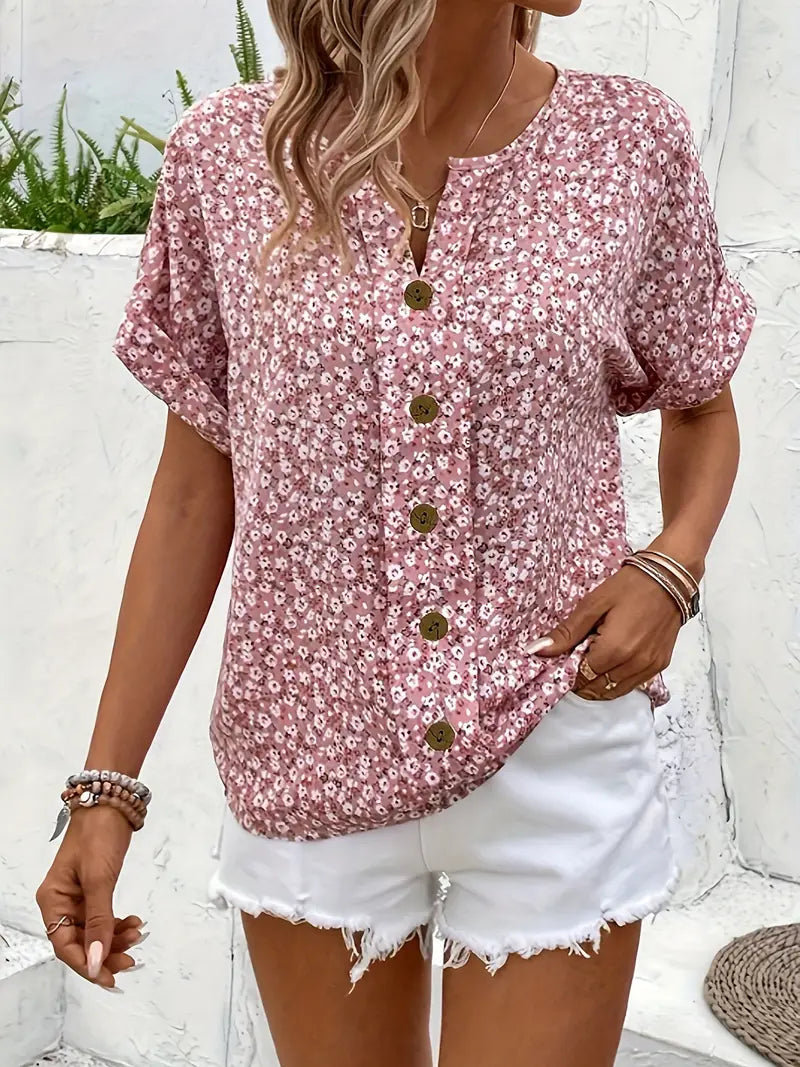 Fashionabel dam sommartopp med knappdetaljer, tryckt mönster, bekväm och stilren.