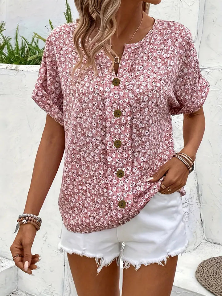 Fashionabel dam sommartopp med knappdetaljer, tryckt mönster, bekväm och stilren.