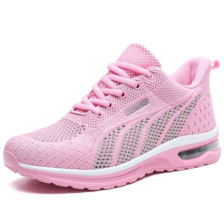 Vinklad bild av sportig dam sneaker, lätt vadderad och bekväm för fräscha fötter hela dagen.
